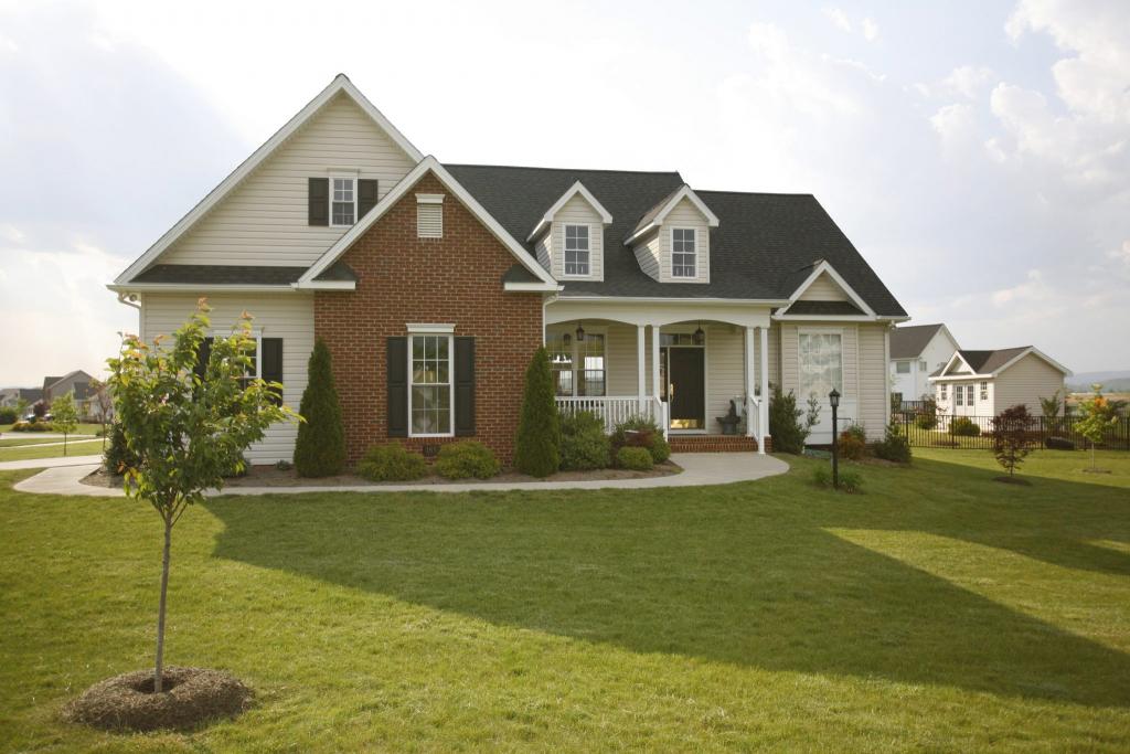 Full shot of a new home, built by Virginia home builder and remodeling company, Venture Builders